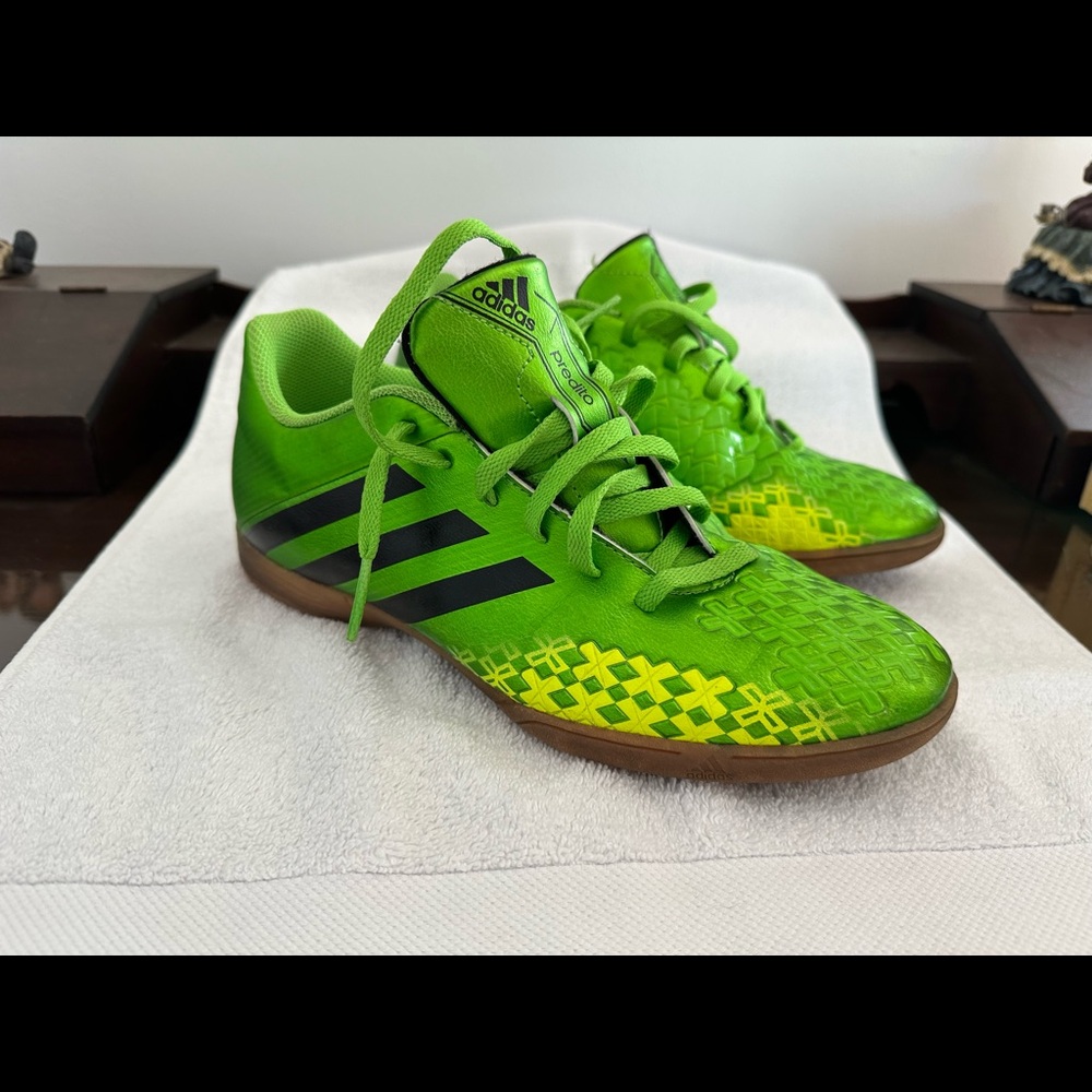 Adidas Predito Indoor soccer shoes
Size 7.5 US Male